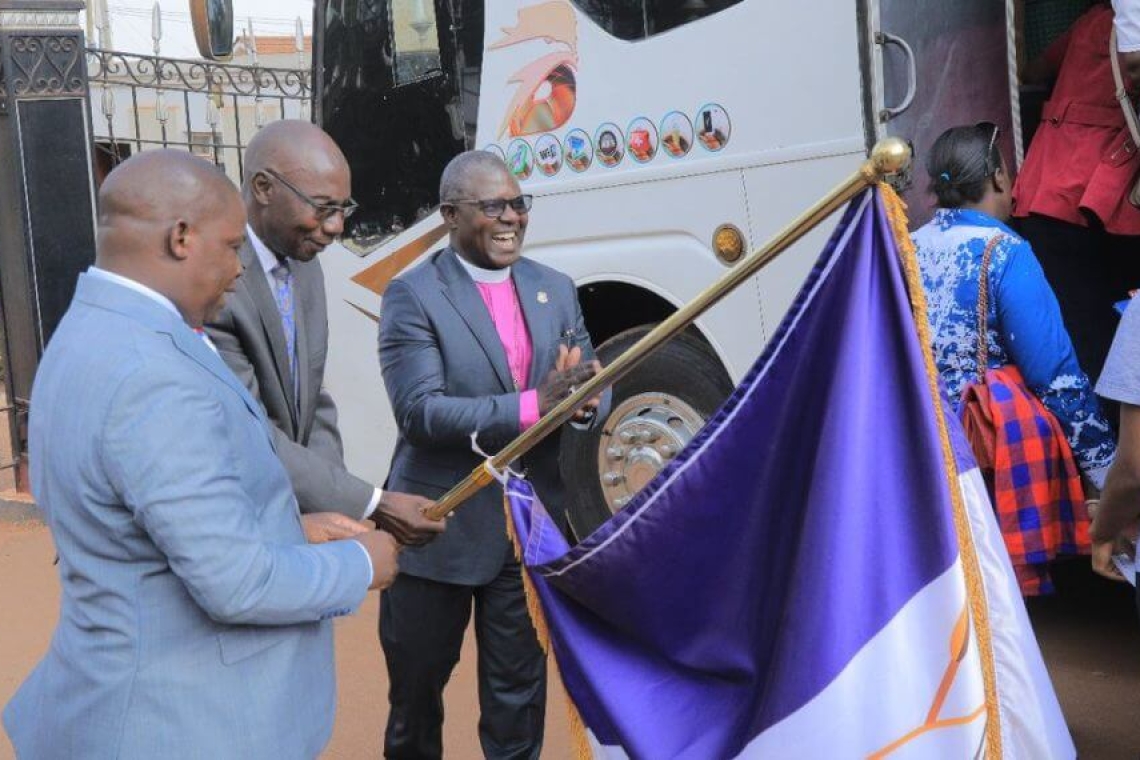 Minisita w’Obulimi, Owek. Hajj Amisi Kakomo, ng’asimbula abalimi okuva mu Buganda okugenda mu Kenya Minisita w’Obulimi, Owek. Hajj Amisi Kakomo, ng’asimbula abalimi okuva mu Buganda okugenda mu Kenya